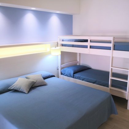 Camera Quadrupla Economy